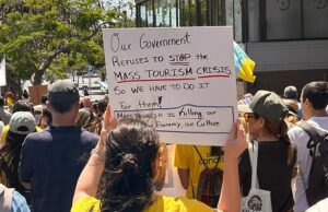 Os turistas tinham medo de deixar seus quartos quando Mil Manifestantes de Turismo derrubaram as ruas das Ilhas Canárias