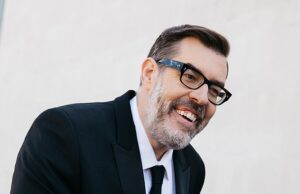 O crime realmente paga! Autor do The Murder Club na quinta -feira e o apresentador de TV Richard Osman está assistindo suas contas da empresa duas vezes mais que US $ 4,5 milhões