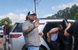 O escritório do xerife faz com que a raiva prenda o suspeito de assassinato no funeral funerário … mas eles cometeram um erro horrível