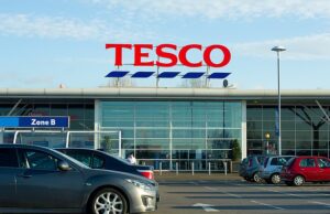 A lista completa de todo o final de maio de maio, horário de abertura para grandes supermercados e varejistas, foi publicado: Tesco, Asada, Aldi e muito mais