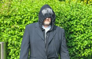 Pedephil confessa ao drone voando sobre a escola primária, mas insiste que uma criança não tem controle sobre ele ao seguir