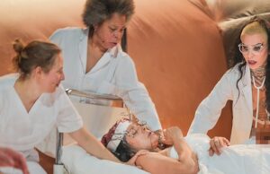 Uma mulher nude anão nazista, um órgãos lésbicos