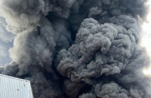 Os bombeiros correm para queimar muitos armazéns, pois muita fumaça é vista a 16 quilômetros de distância e os comerciantes são removidos em muitas queimaduras de lixo de plástico.