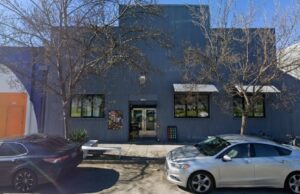 O desenvolvedor ocupado mantém a propriedade unida para Okland deitada