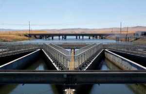 Na água, fora do prazo das notícias e toma suas ações de risco como governador