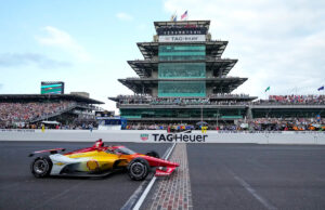 Hot Doug: Weinermobile Fleet de Oscar Myer sets na corrida durante o Festival do Dia do Carb de Indi 500