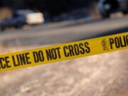 Encontrado em Union City, cercado por IDs e documentos para pessoas diferentes. A polícia ainda não sabe quem ele é