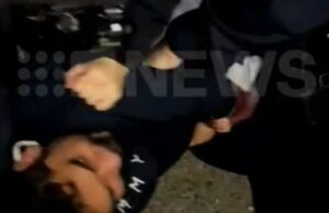 Os policiais australianos acusados de ‘George Floyd Mum’ após uma prisão noturna profunda no vídeo