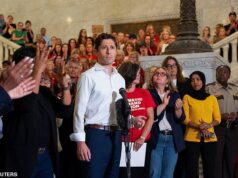 Sob o prefeito do democrata incêndio para atacar a oração após o tiroteio da escola católica de Miniapolis