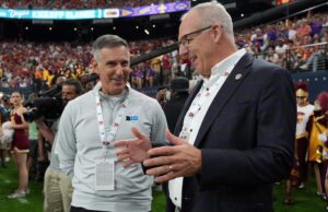 Desafio de cronograma de futebol universitário da Big Ten Sec: Model de futebol universitário -Model