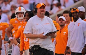 O treinador principal do Tennessee, Josh Hupel, recupera a perda de Volca para o futebol da Geórgia