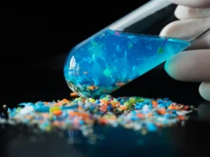Cientistas iluminam microplásticos para ver o que eles fazem dentro do seu corpo