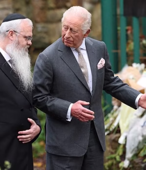 103148683-15209845-Rabbi_Daniel_Walker_and_King_Charles_III_look_at_floral_tributes-a-363_1760980927.avif