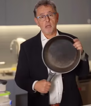 103336033-15229421-ABC_health_expert_Dr_Norman_Swan_has_stripped_his_kitchen_of_pla-m-14_17615300996.avif