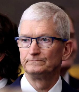 Trump_says_he_has_a_8216little_problem8217_with_Tim_Cook1.jpg