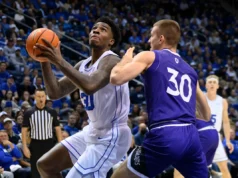 O guarda da BYU, Kennard Davis Jr., foi suspenso indefinidamente por violação das regras após prisão