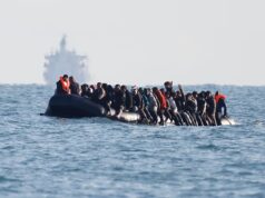 Um migrante do Canal da Mancha que regressou à Grã-Bretanha depois de ter sido deportado para França foi finalmente deportado novamente