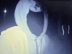 Momentos em que trabalhadores municipais mascarados derrubaram a bandeira da Union Jack na escuridão da noite