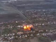 Momento assustador A bomba russa ricocheteia no chão e sobre duas fileiras de casas ucranianas, explodindo atrás delas