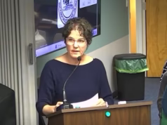 Membro do conselho escolar de Oak sugere que os pais não querem atletas trans nos esportes femininos porque elas têm ‘tendências pedófilas’