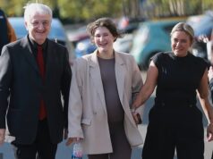 A grávida Bella Cooley voltará da Geórgia para casa esta noite, depois que os promotores decidiram mostrar misericórdia à adolescente britânica