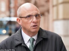 Diretores ameaçam entrar em greve por causa do esquema de boletins do Ofsted depois que o Tribunal Superior rejeita contestação legal