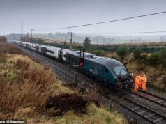 O trem expresso descarrilado viajava a 130 km/h quando saiu dos trilhos – mas o motorista herói foi elogiado por parar os vagões sem ferimentos graves.