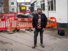 O Mini Cooper cai no buraco, mas os policiais não conseguem movê-lo – caso o veículo de resgate caia