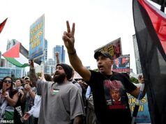 Protestos anti-guerra se transformam em caos enquanto ativistas tentam bloquear a exibição de armas em Sydney – com a polícia lutando para contê-los