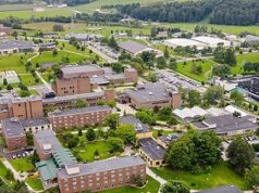 Um homem foi baleado no pescoço na Universidade Estadual de Nova York enquanto o campus estava fechado