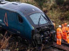 Dias de caos ferroviário – enquanto os passageiros alertavam para ‘não viajar’ depois que o deslizamento de terra em Cumbria descarrilou o trem e isolou a Escócia do noroeste da Inglaterra
