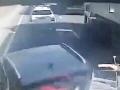 No momento, o motorista do caminhão bate em carros e vans parados a 80 km/h e não percebe que todos pararam.