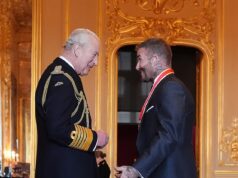 Levante-se, Senhor David! Beckham finalmente recebeu o título de cavaleiro pelos serviços prestados ao esporte e à caridade quando o ex-jogador de futebol chegou ao Castelo de Windsor com sua esposa Victoria e os pais dela.