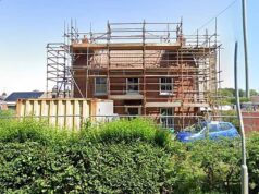 Agora, as ‘casas de andaime’ estão afetando os preços das nossas casas! Fúria ao longo de cinco anos de obras em bairro de dar água nos olhos, à medida que os preços dos imóveis caíram quase um terço