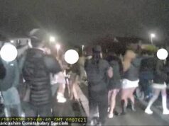 Polícia invade festa em casa de 300 adolescentes bêbados enquanto imagens mostram multidão descontrolada saindo do lado de fora