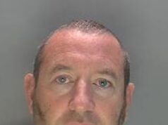 O predador e ex-policial controlador David Carrick abusou sexualmente de uma menina e de uma mulher durante anos como modelos abusivos, ouviu um tribunal.