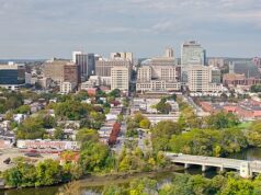 Bela cidade da Costa Leste afirma que a má vizinha Filadélfia está abrigando moradores de rua e arruinando suas ruas pitorescas