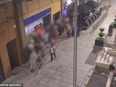 O momento arrepiante segue um requerente de asilo sírio fora de uma boate antes de ser abusado sexualmente e estrangulado