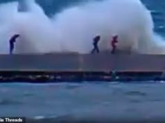 Momento aterrorizante em que mulher nada em ondas excitadas no gelado Lago Superior