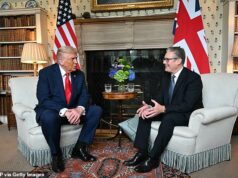 A manspread de Donald Trump gera polêmica enquanto os fãs o comparam a Obama ‘cruzando as pernas’