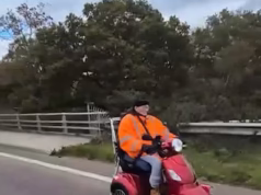 Os condutores de scooters de mobilidade deslumbram os outros passageiros ao viajarem por movimentadas vias de mão dupla sem se preocuparem com o mundo.