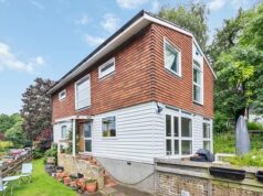 Reeves tenta ignorar a controvérsia sobre o aluguel ilegal de sua casa enquanto evita perguntas sobre o escândalo