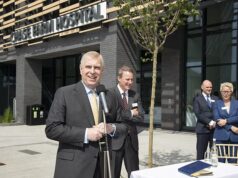 Em um novo golpe para o ex-príncipe em desgraça, o NHS Trust removeu a placa de Andrew