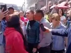 Momento chocante em que a presidente do México é parada por um homem que agarra seus seios e tenta beijá-la