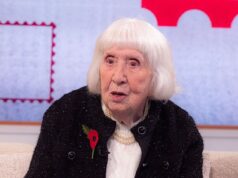 A vítima mais velha sobrevivente do golpe dos Correios, 92, finalmente recebe o pagamento – preocupa-se se o marido ficará sem dinheiro após a morte