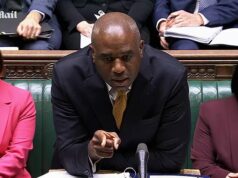 Fúria contra David Lammy, que apedrejou cinco deputados sobre a possibilidade de outro detido estrangeiro ter sido libertado indevidamente – minutos antes de a polícia confirmar o erro