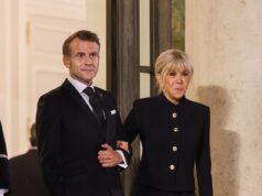 Brigitte Macron estava preocupada que ‘suas calças ficassem salientes entre as pernas em público’ se isso alimentasse rumores ridículos de que ela havia se tornado um homem, afirma um amigo