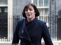 A história é demasiado “branca”, dizem os relatórios, depois de os ativistas terem hackeado a literatura tradicional inglesa para “colonizar o currículo”, numa fraude ao plano trabalhista