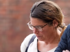 Uma agente penitenciária compareceu ao tribunal sob a acusação de agredir sexualmente uma presidiária