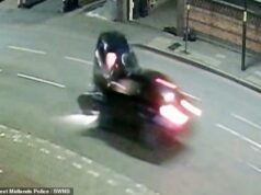 Os dois colidem com os veículos que se aproximam antes de fugir dos destroços e matar o amigo em um acidente de carro.